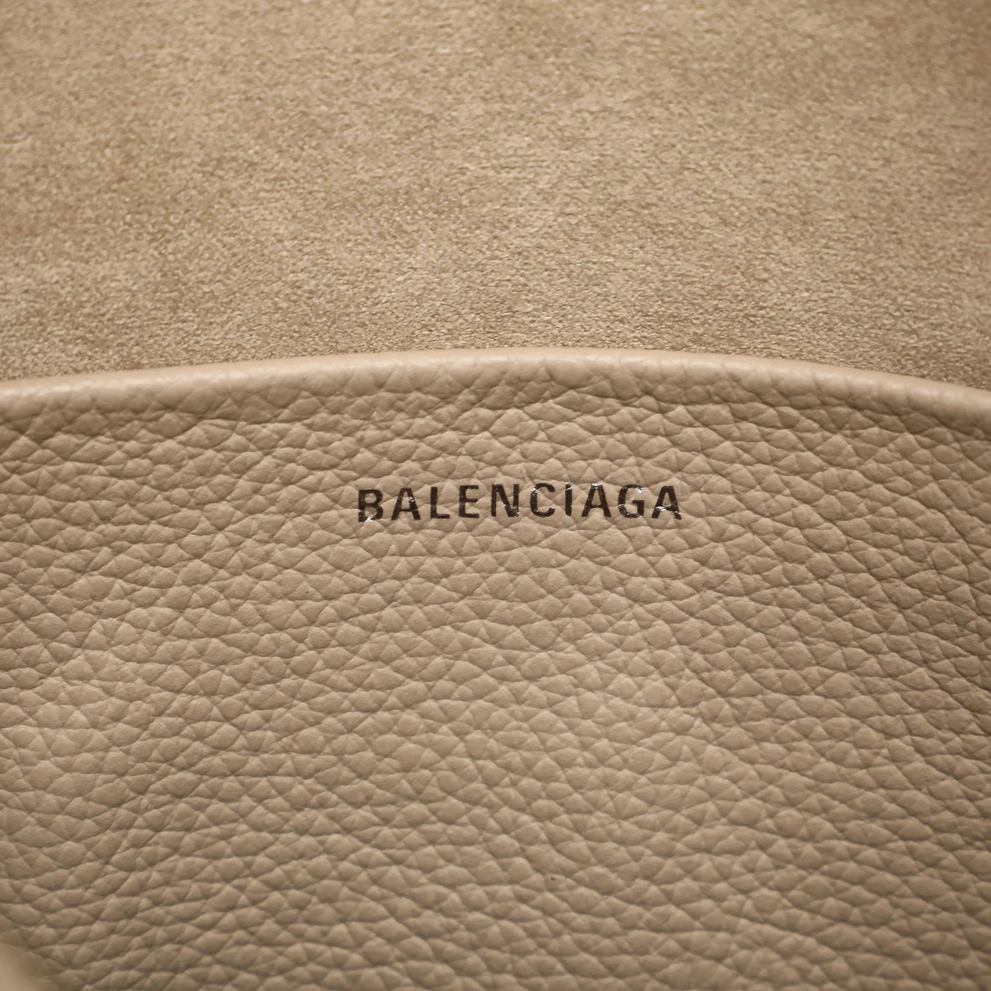 Balenciaga Medium Everyday Camera Bag (SHG-JDZMjW)